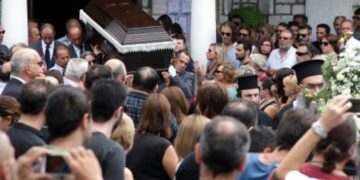 Tο τελευταίο αντίο στον Αντώνη Βαρδή -Συντετριμμένοι ο γιος, η κόρη και η σύντροφός του [εικόνες]