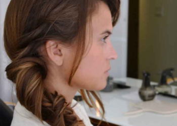 «Αλογοουρά αστακός», η τελευταία τάση στα μαλλιά -Καρέ καρέ πώς να την κάνετε εύκολα και γρήγορα [εικόνες]