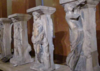 «Μαγεμένες»: Οι μόνες Καρυάτιδες που είχαν βρεθεί στη Μακεδονία, πριν από την Αμφίπολη -O μύθος για τον παράνομο έρωτα του Μέγα Αλέξανδρου που τις περιβάλλει [εικόνες]