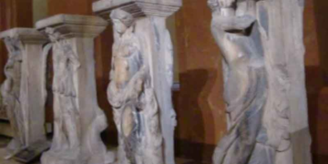 «Μαγεμένες»: Οι μόνες Καρυάτιδες που είχαν βρεθεί στη Μακεδονία, πριν από την Αμφίπολη -O μύθος για τον παράνομο έρωτα του Μέγα Αλέξανδρου που τις περιβάλλει [εικόνες]