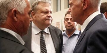 Μέλη της ομάδας υποστήριξης του Παπανδρέου αυτοί που γιούχαραν τον Βενιζέλο στο Ζάππειο [εικόνες]