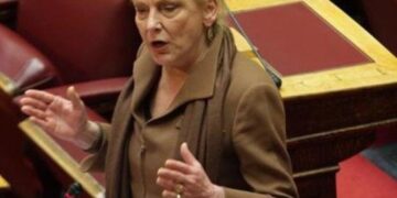 Η Φωτεινή Πιπιλή τα… χώνει πάλι στους «ελληναράδες» που κάνουν τις παραλίες σκουπιδαριό [εικόνα]