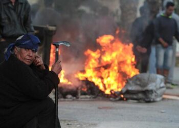 Μπλόκο Ρομά στη Λ. Μεσογείων για την κατεδάφιση του καταυλισμού