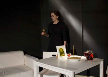 Η θεατρική παράσταση “Η πόρνη από πάνω” το Σάββατο 24 Ιανουαρίου στην Αίθουσα Τέχνης Κοζάνης