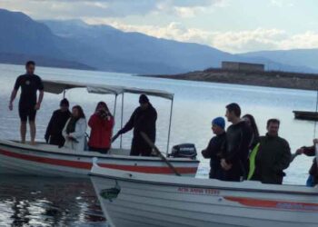 Δείτε τη βουτιά των κολυμβητών στη λίμνη Πολυφύτου για τον Σταυρό (βίντεο)