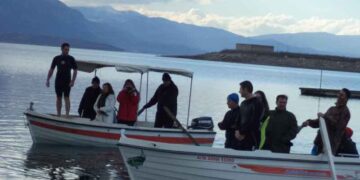 Δείτε τη βουτιά των κολυμβητών στη λίμνη Πολυφύτου για τον Σταυρό (βίντεο)