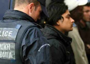 Έδεσσα: Σε ξύλινη κρύπτη μέσα σε όχημα βρέθηκαν 14 μετανάστες