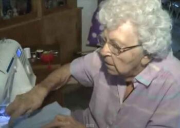 Η 99χρονη που ράβει κάθε μέρα ένα φόρεμα για τα παιδιά στην Αφρική (βίντεο)
