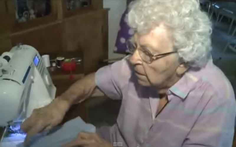 Η 99χρονη που ράβει κάθε μέρα ένα φόρεμα για τα παιδιά στην Αφρική (βίντεο)