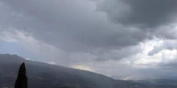 Ο καιρός σήμερα: Νεφώσεις και βροχές με υψηλές για την εποχή θερμοκρασίες