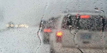 Υπό βροχή ξεκινά η έξοδος των ετεροδημοτών