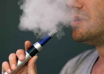 Έως και 15 φορές πιο καρκινογόνο το ηλεκτρονικό τσιγάρο από το κανονικό