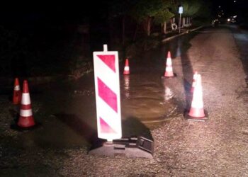Χωρίς νερό η Κάτω Πτολεμαΐδα λόγω της διαρροής του κεντρικού αγωγού στη Ρ. Φεραίου – Τώρα επεμβαίνει η  Δ.Ε.Υ.Α. Εορδαίας