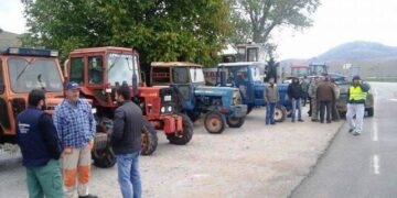 Κατάληψη της Περιφέρειας την Κυριακή – Παραμένουν στα μπλόκα οι κτηνοτρόφοι της Δ. Μακεδονίας