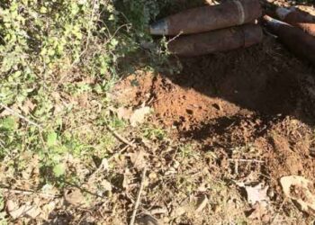 Αγρότες βρήκαν βλήματα πυροβολικού στην παλιά Καστανιά Σερβίων – Φοβερά πλάνα από την εξουδετέρωση