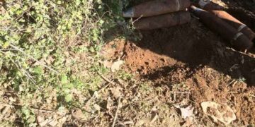 Αγρότες βρήκαν βλήματα πυροβολικού στην παλιά Καστανιά Σερβίων – Φοβερά πλάνα από την εξουδετέρωση