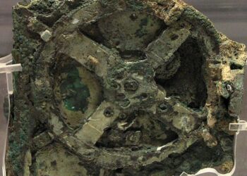 Πιστό αντίγραφο του Αστρολάβου  των Αντικυθήρων στο Παλαιοντολογικό-Ιστορικό Μουσείο Πτολεμαΐδας