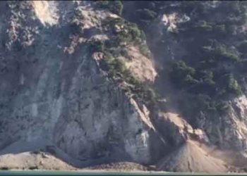 “Εξαφανίστηκε” η παραλία των Εγκρεμνών- ΒΙΝΤΕΟ