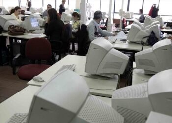 Έλειπαν οι 33 από τους 38 υπαλλήλους σε δημόσια υπηρεσία: Οι απίστευτες δικαιολογίες