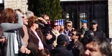 «Ντροπή σας που ξεπουλήσατε την πατρίδα» φώναξε Καστοριανός προς την εξέδρα των επισήμων στην Καστοριά