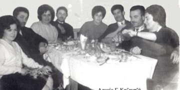 Φιλική-γειτονική παρέα, ωρίμων ζευγαριών, γιορτάζει τις απόκριες του 1975 με το δικό της τρόπο – Από την στήλη του κ. Γ. Καζαντζή στον Παλμό 23/12/2015