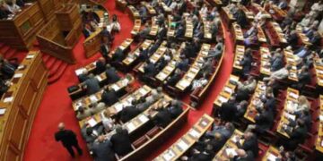 Δίνουν αναδρομικά έως και 100.000 ευρώ σε συνταξιούχους βουλευτές