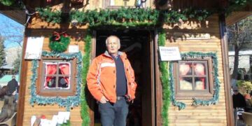 Συνεχίζει να κλέβει τις εντυπώσεις το ‘’ΣΠΙΤΑΚΙ’’ των Μικρασιατών στην κεντρική πλατεία της Πτολεμαΐδας