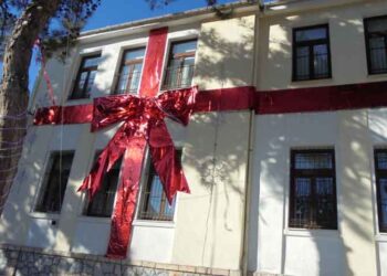 Εντυπωσίασε ο Εορταστικός Διάκοσμος του 1ου Δημοτικού Σχολειού Πτολεμαΐδας 