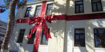 Εντυπωσίασε ο Εορταστικός Διάκοσμος του 1ου Δημοτικού Σχολειού Πτολεμαΐδας 