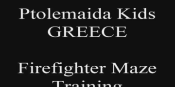 Εκπαίδευση σε junior πυροσβέστη από τους άντρες της Πυροσβεστικής Υπηρεσίας Πτολεμαΐδας