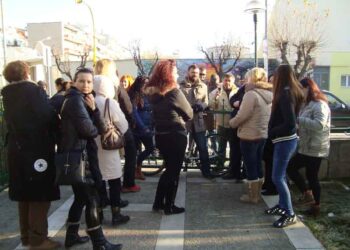 ΠΤΟΛΕΜΑΪΔΑ: Σε κινητοποιήσεις οι εργαζόμενοι στα προγράμματα κοινωφελούς εργασίας – Με αίτημα την παράταση των συμβάσεών τους 