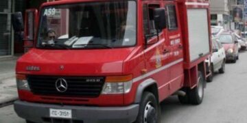 Πυρκαγιά ξέσπασε σήμερα σε δυο χριστουγεννιάτικα σπιτάκια στην πλατεία Δημαρχείου Δεσκάτης