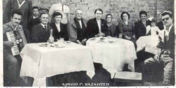 Φιλική γειτονική παρέα Μικρασιατών  στο ταβερνάκι του Φραγκούδη, άνω Πτολεμαϊδα- Από την στήλη του κ. Γ. Καζαντζή στον Παλμό 30/12/2015