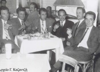 Φιλική νεανική παρέα  στο ταβερνάκι του “του ΚΙΤΣΟΥ” το 1975(;)- Από την στήλη του κ. Γ. Καζαντζή στον Παλμό 09/12/2015
