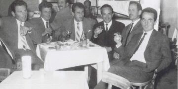 Φιλική νεανική παρέα  στο ταβερνάκι του “του ΚΙΤΣΟΥ” το 1975(;)- Από την στήλη του κ. Γ. Καζαντζή στον Παλμό 09/12/2015