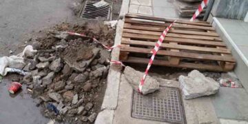 Δέκα μέρες ανοιχτό φρεάτιο στο κέντρο της πόλης – Φωτογραφία αναγνώστριας