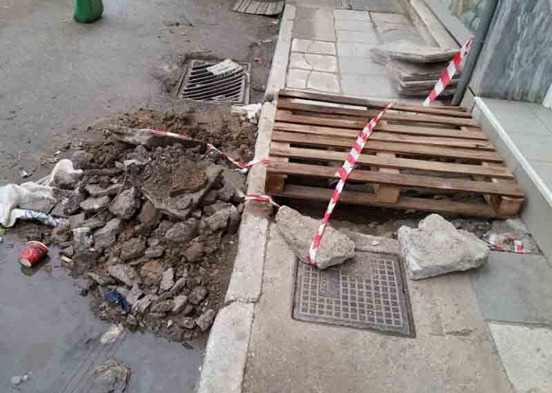 Δέκα μέρες ανοιχτό φρεάτιο στο κέντρο της πόλης – Φωτογραφία αναγνώστριας