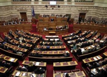 Ορκίστηκαν οι νέοι βουλευτές – Χαμόγελα, τρακ και λιγότερες γραβάτες