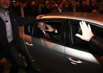 Φεύγει από το γραφείο στη Βουλή ο Γ. Παπανδρέου