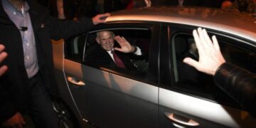 Φεύγει από το γραφείο στη Βουλή ο Γ. Παπανδρέου