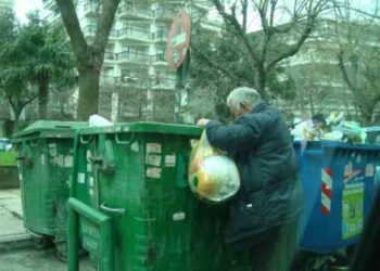 Άνθρωποι που τρέφονται από τα σκουπίδια!!!