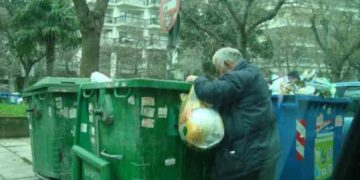 Άνθρωποι που τρέφονται από τα σκουπίδια!!!