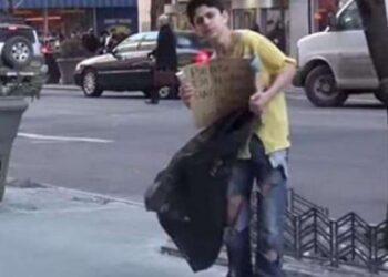 Το κοινωνικό πείραμα με το άστεγο παιδί που συγκινεί (δείτε το βίντεο)