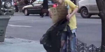 Το κοινωνικό πείραμα με το άστεγο παιδί που συγκινεί (δείτε το βίντεο)