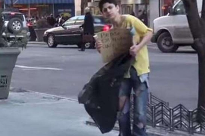 Το κοινωνικό πείραμα με το άστεγο παιδί που συγκινεί (δείτε το βίντεο)