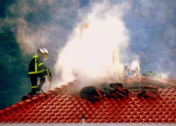 Λαμπάδιασε κεραμοσκεπή διπλοκατοικίας στα Σέρβια – Κάηκε ολοσχερώς ο 2ος όροφος