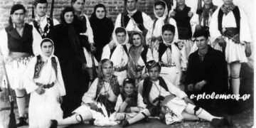 Μαθήτριες και μαθητές Γυμνασίου σε θεατρική παράσταση το 1946-1947, από την στήλη του Γεώργιου Καζαντζή στον Παλμό, 15/04/2015