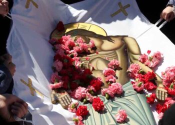 Καρέ-καρέ η κατανυκτική Αποκαθήλωση του Εσταυρωμένου στο Δρυόβουνο (βίντεο)