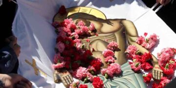 Καρέ-καρέ η κατανυκτική Αποκαθήλωση του Εσταυρωμένου στο Δρυόβουνο (βίντεο)