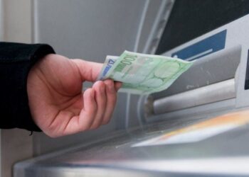 Τέλος η μισθοδοσία με μετρητά – Μόνο μέσω τραπεζών η πληρωμή